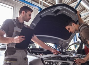 Większość polskich warsztatów ma za mało mechaników. Kierowcy odczują to w kieszeni