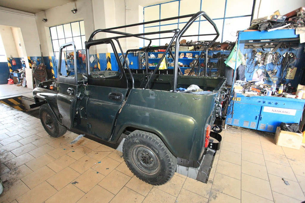 Firma Tarmot 4x4, budując UAZ-y na nowych częściach, stosuje ulepszenia: wzmocnione przewody chłodzenia i hamulcowe, chromowane śruby, skuteczniejsze wygłuszenie, konserwacja