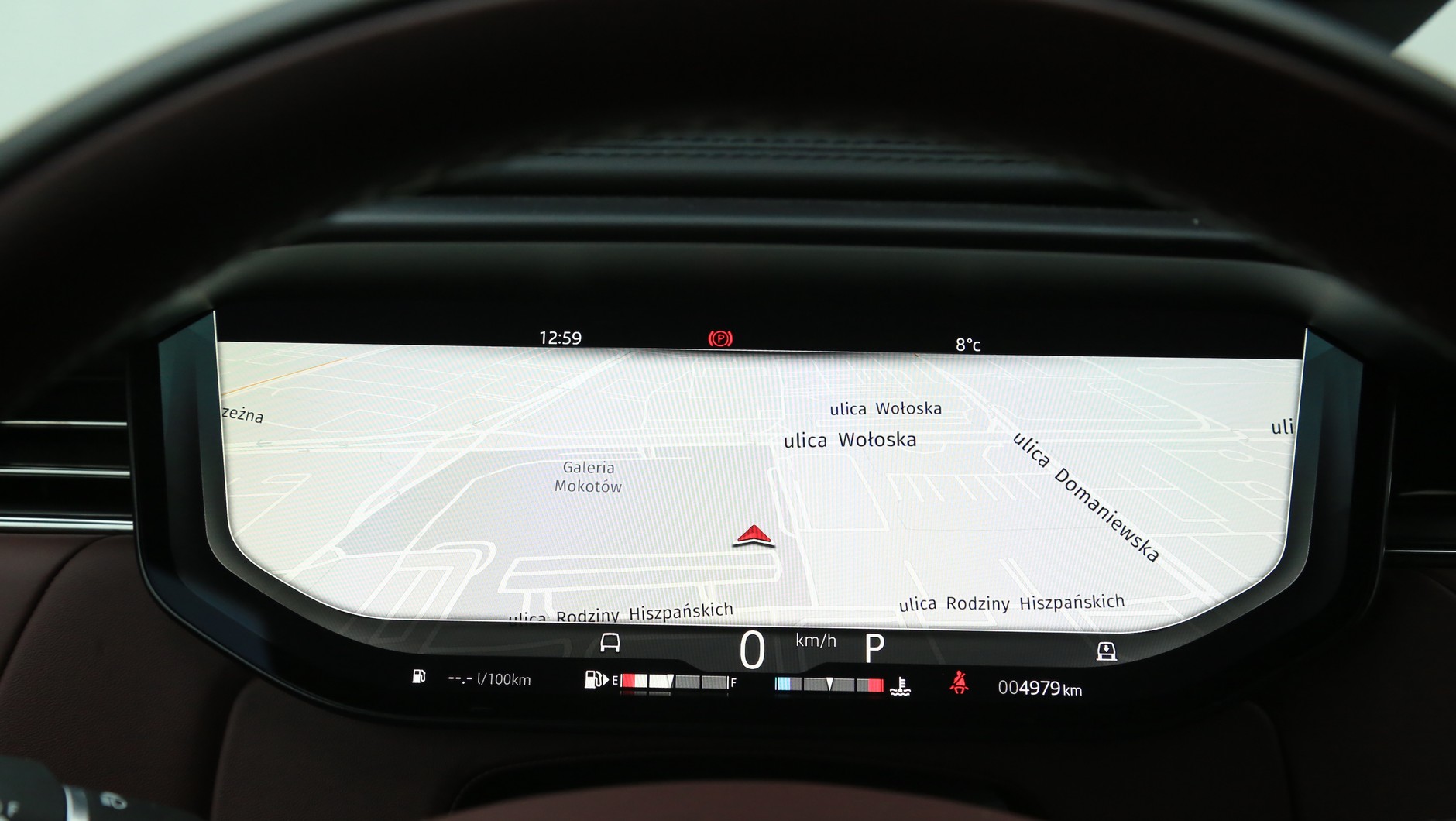 Szybciej do celu: navi połączona z internetem dzięki informacjom o korkach proponuje szybsze dotarcie do celu. Widok map – także na zegarach.