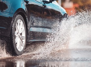 Aquaplaning pokonuje nawet doświadczonych kierowców. Jest na niego jeden sposób