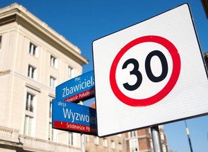 Ciemna strona stref ograniczenia prędkości do 30 km/h. Odnotowano wzrost emisji