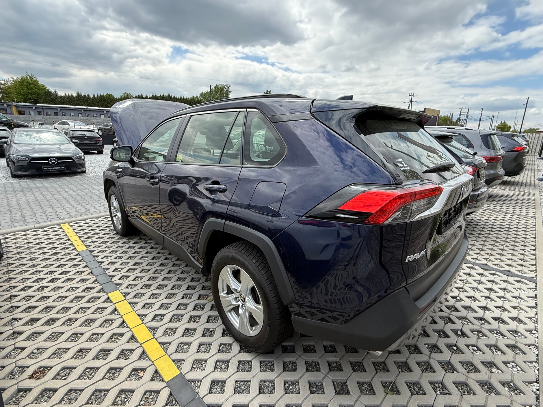 Toyota RAV4 z 2020 r. za 115 tys. 900 zł