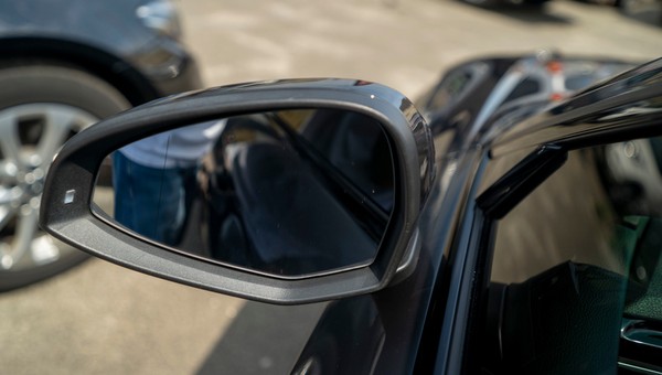 Jak prawidłowo ustawić lusterka w samochodzie? Zasady są proste