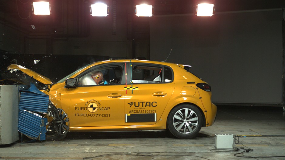 Testy zderzeniowe: BMW serii 1 i serii 3, Peugeota 208 oraz Jeepa Cherokee