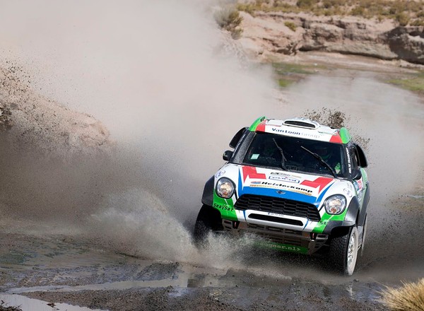 Dakar 2015: kolejna ofiara, Sainz liderem (9 etap, wyniki)