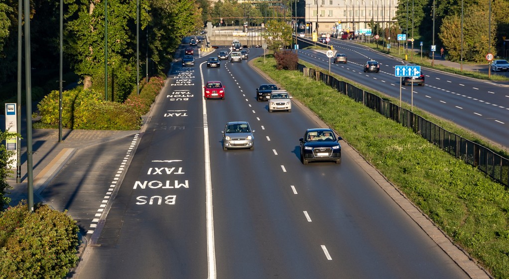Znaki poziome na jezdni pełnią szereg ważnych funkcji