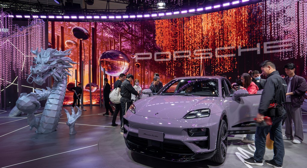 Porsche na salonie w Pekinie w 2024 r.