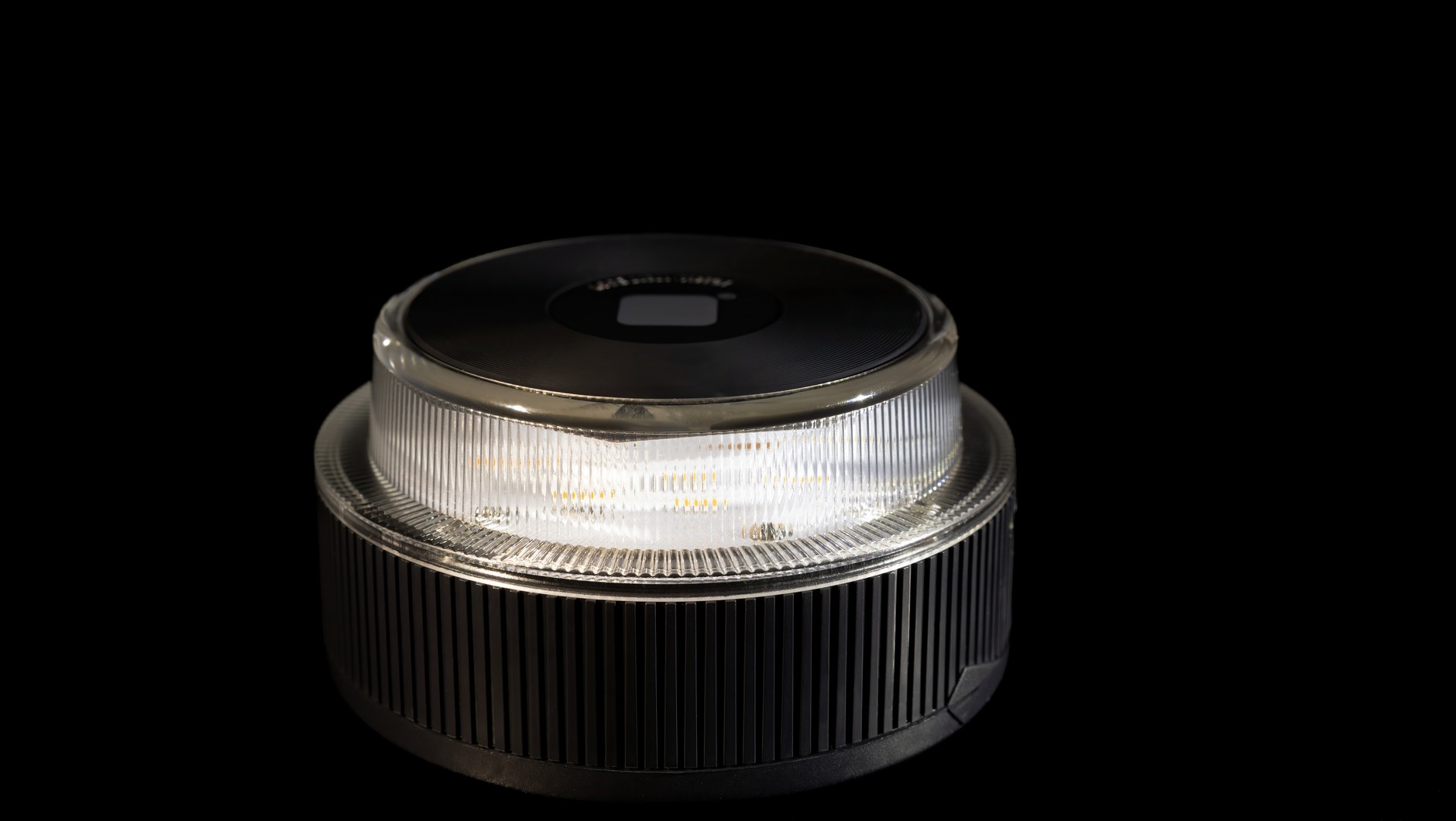 Lampa V16 ma wbudowany lokalizator i nadajnik