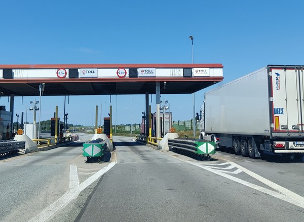 Polacy ignorują 5,5 mln zł w systemie e-TOLL. Skarbówka bezradna