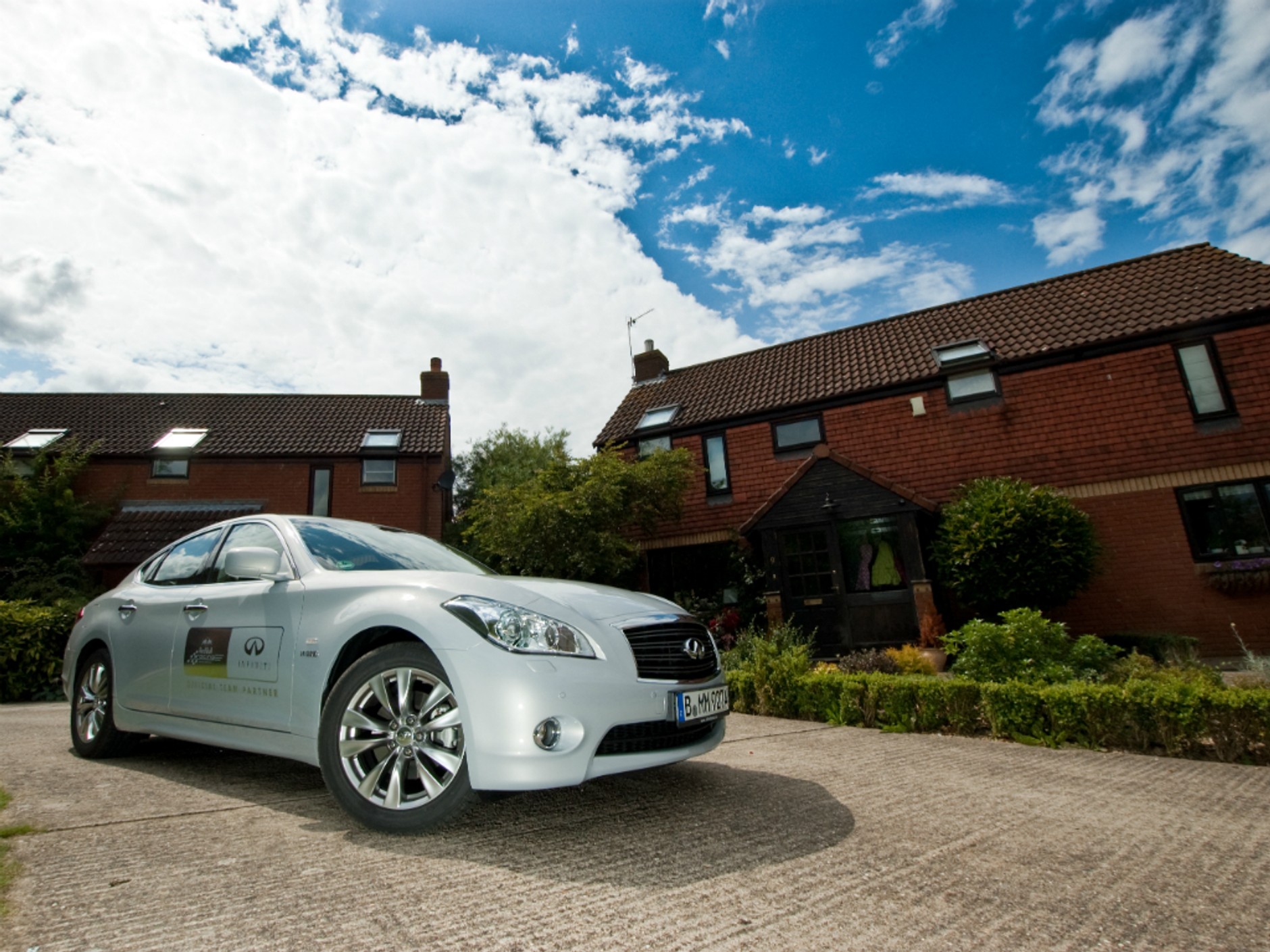 Infiniti M35h GT: szybki, ekonomiczny i luksusowy