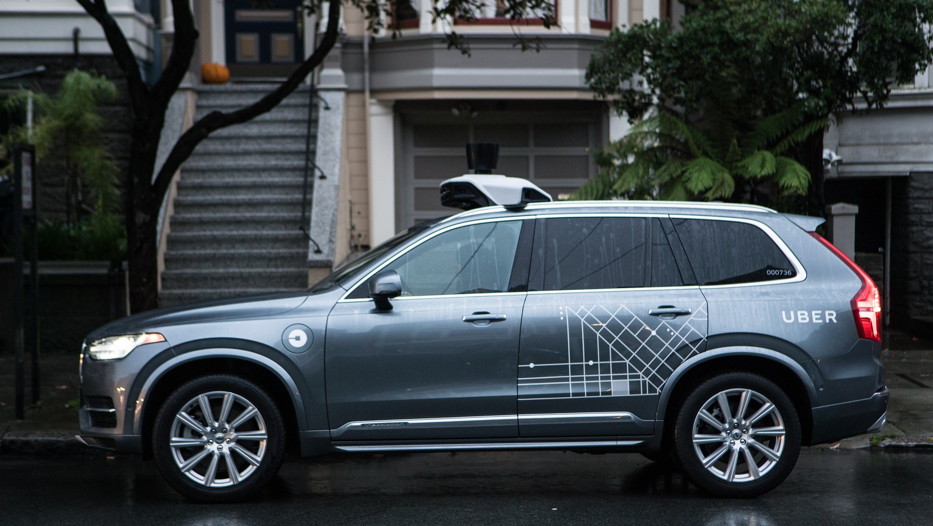 Pierwsze Volvo XC90 z techniką Ubera już jeżdżą w USA. Samochody można zamawiać. Póki co z przodu miejsce zajmują inżynierowie Ubera. Tak na wszelki wypadek.