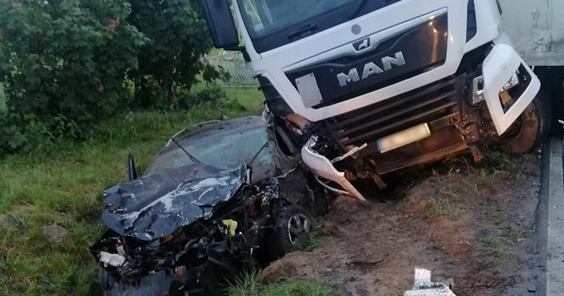Obraz pochodzący z serwisu https://warminsko-mazurska.policja.gov.pl/ol/aktualnosci/122394,Zderzenie-Mana-z-pojazdem-osobowym.html