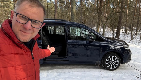 Jedną z charakterystycznych cech multivanów takich jak Renault Kangoo są przesuwne drzwi. To bardzo przydaje się na parkingu