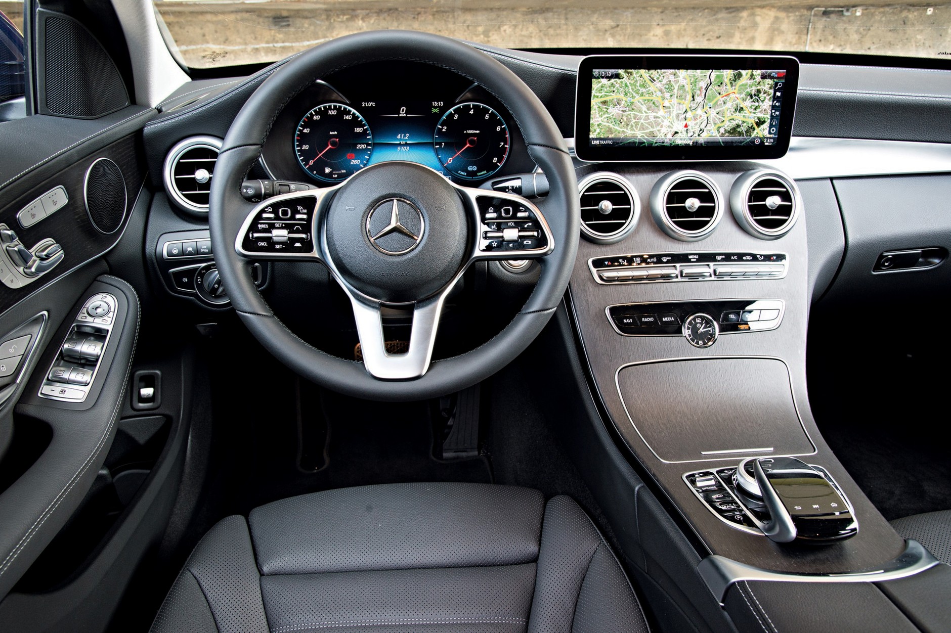 Porównanie: BMW 330i kontra Mercedes C 300