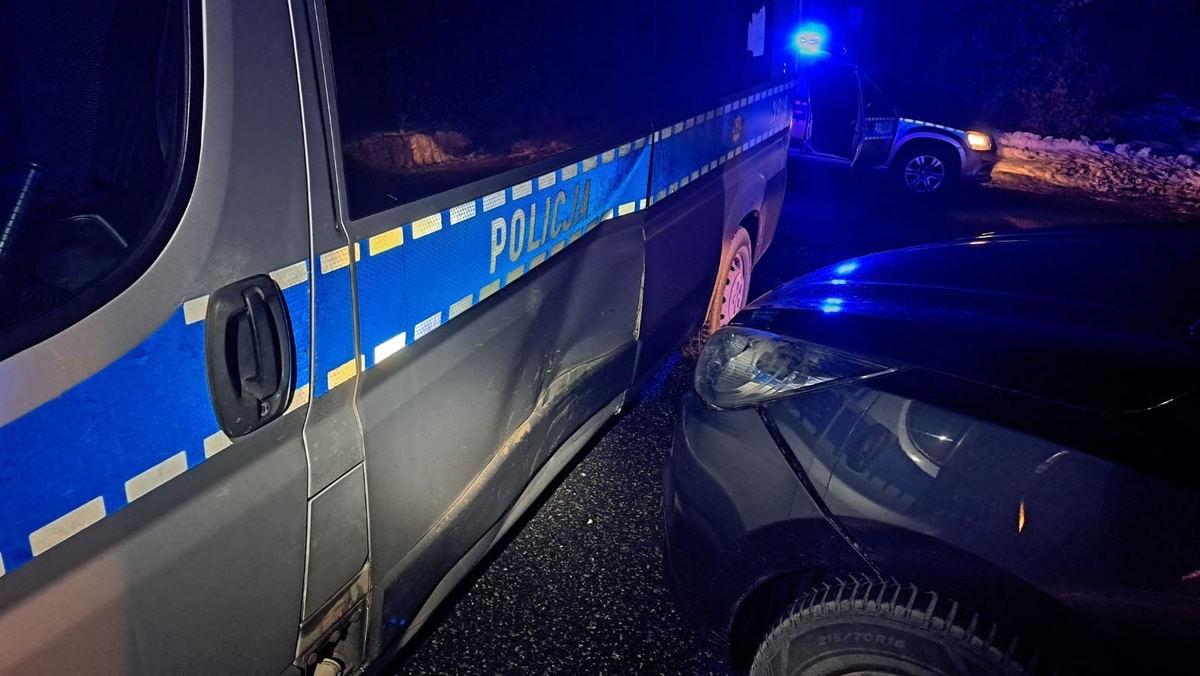 Nastolatek uderzył w radiowóz