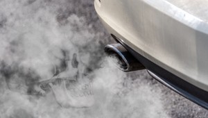 Coraz dłuższe kolejki po samochody spalinowe. Szybciej można kupić "elektryka"