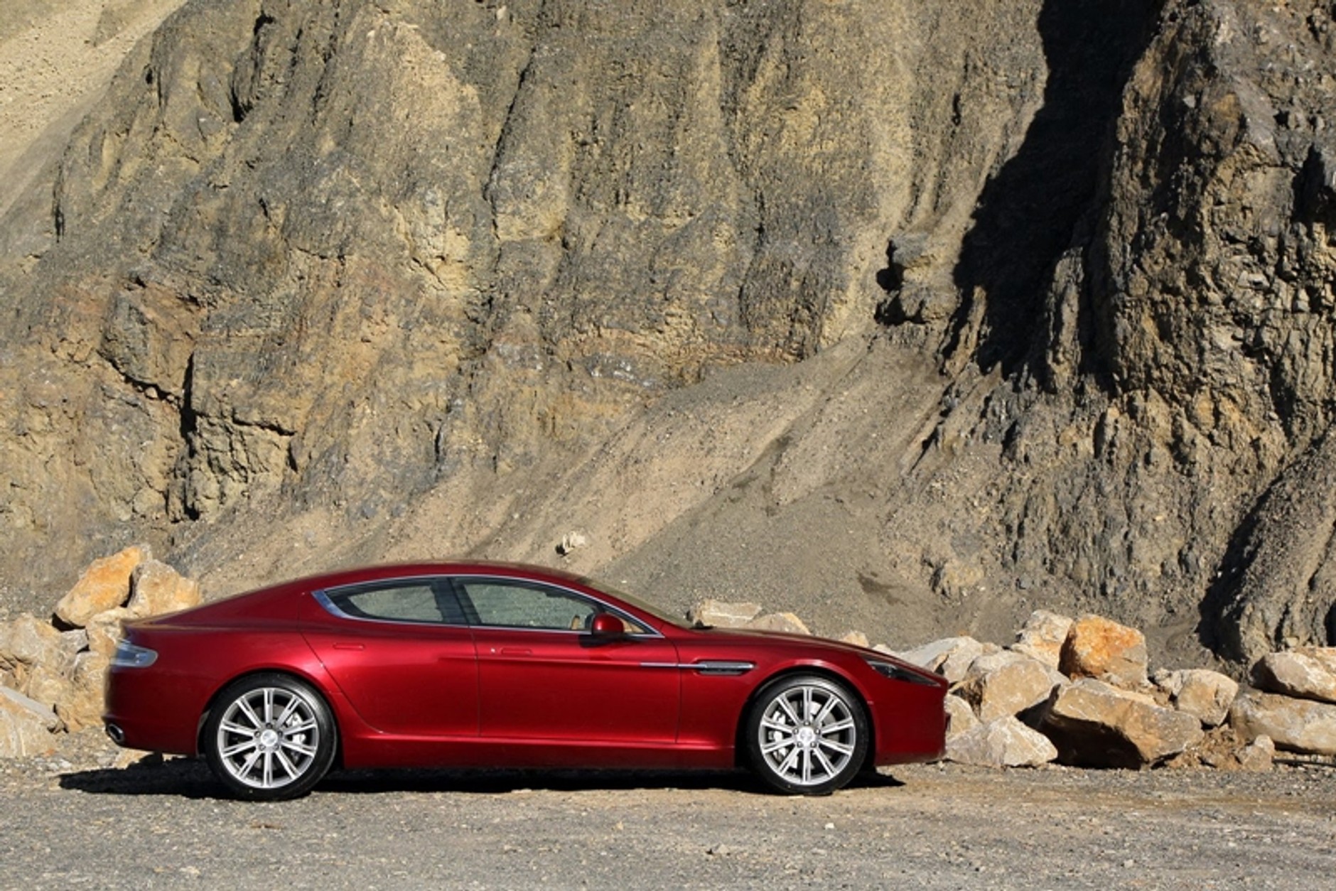Aston Martin Rapide – z pięknem trzeba obcować