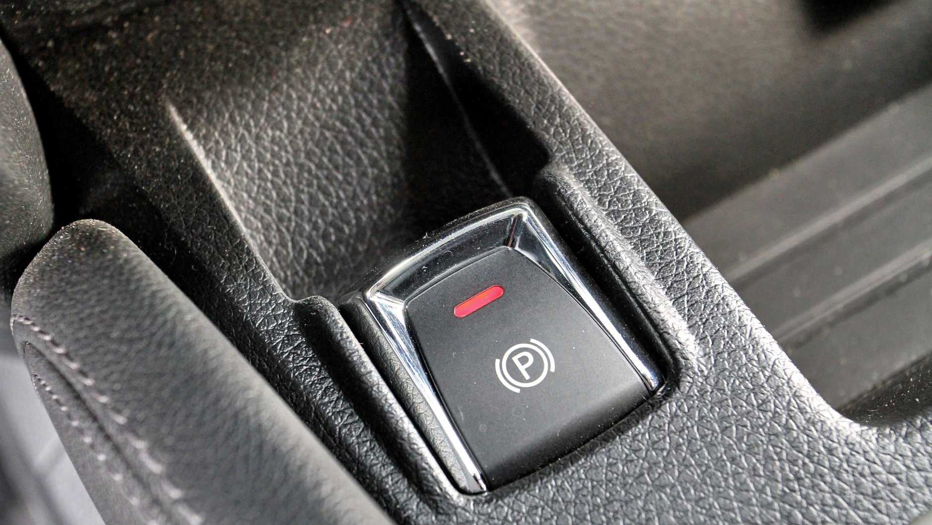 Elektrycznie sterowany hamulec postojowy może uruchamiać się automatycznie po wyłączeniu silnika