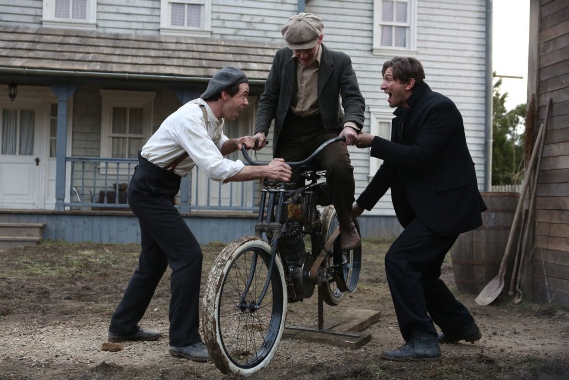 Kadr z serialu Harley and the Davidsons (Zdjęcie prezentuje repliki motocykli stworzone na potrzeby serialu Harley and the Davidsons dla Discovery Communications)