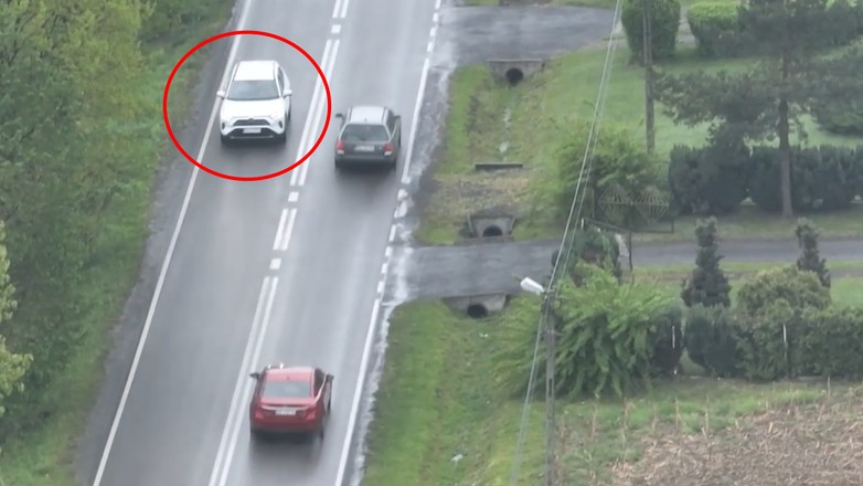 mrugał światłami ostrzegając innych kierowców