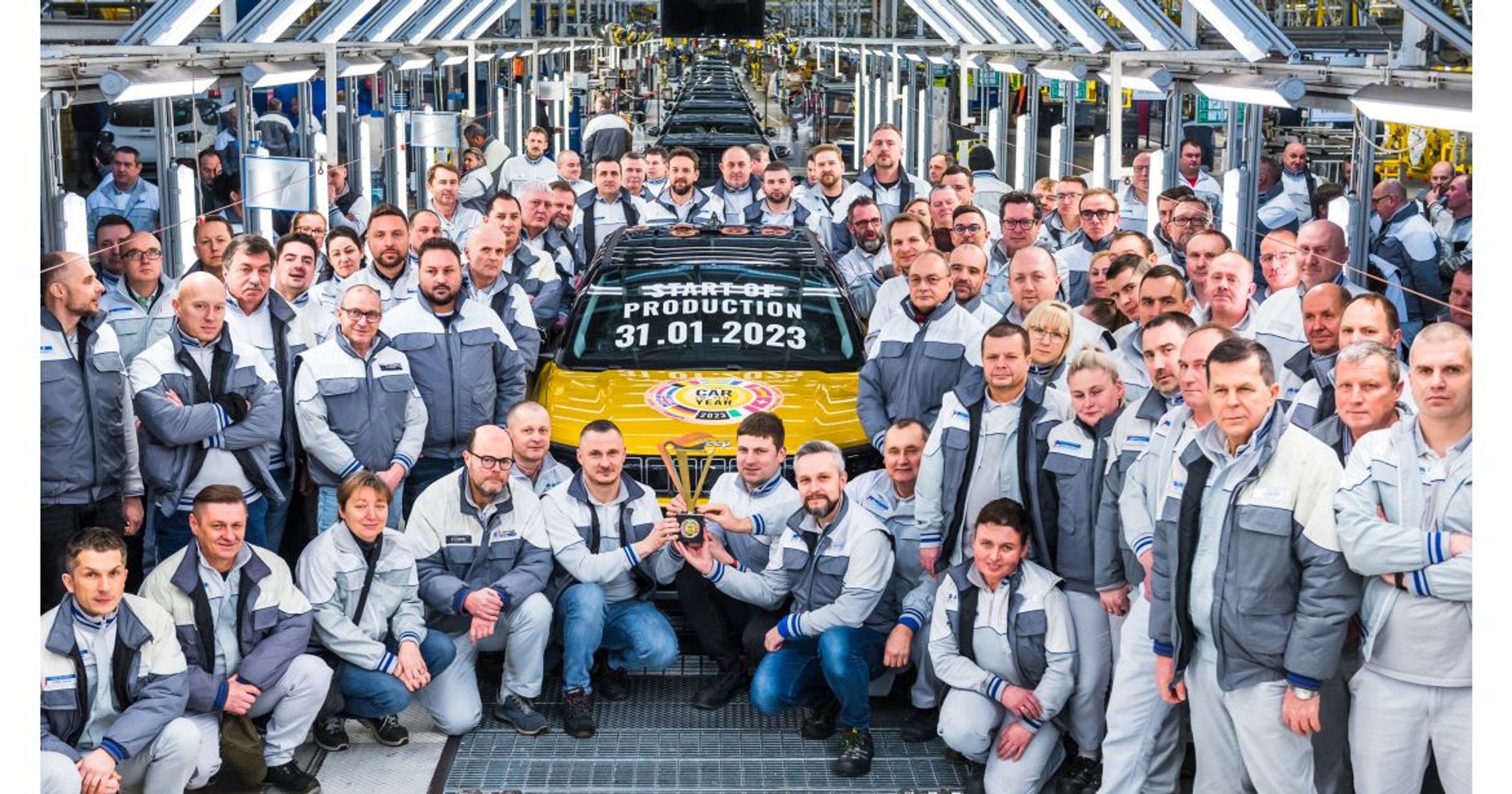 Pracownicy fabryki w Tychach świętują rozpoczęcie produkcji  modelu Jeep Avenger – czy teraz będą świętować olbrzymie premie?