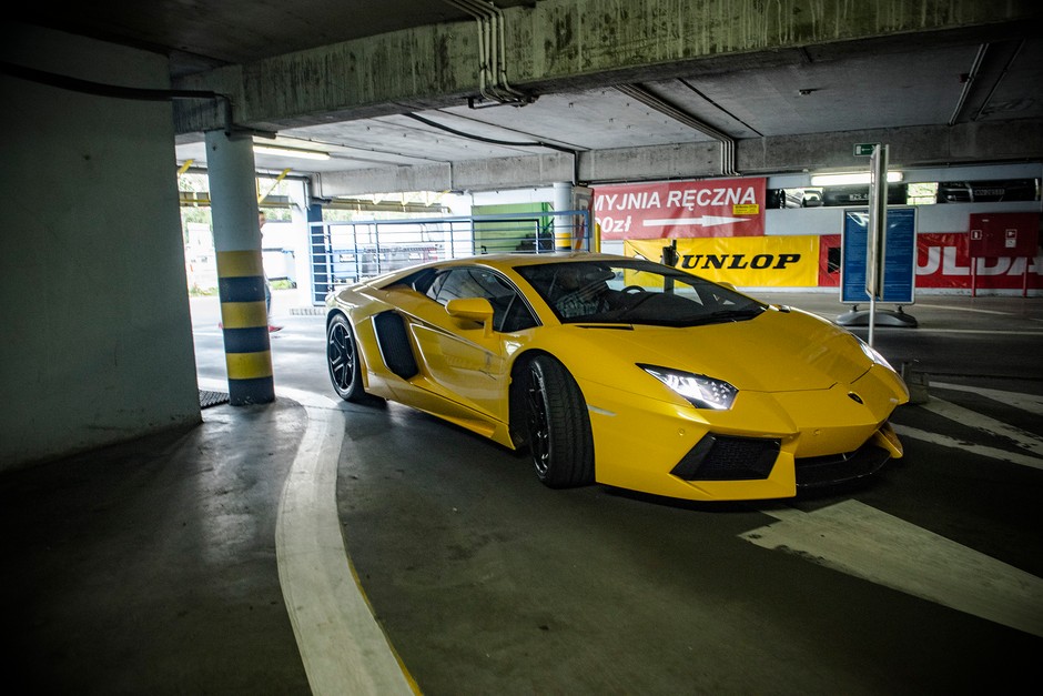 Lamborghini Aventador Coupe vs. Porsche 911 Tubo Cabrio