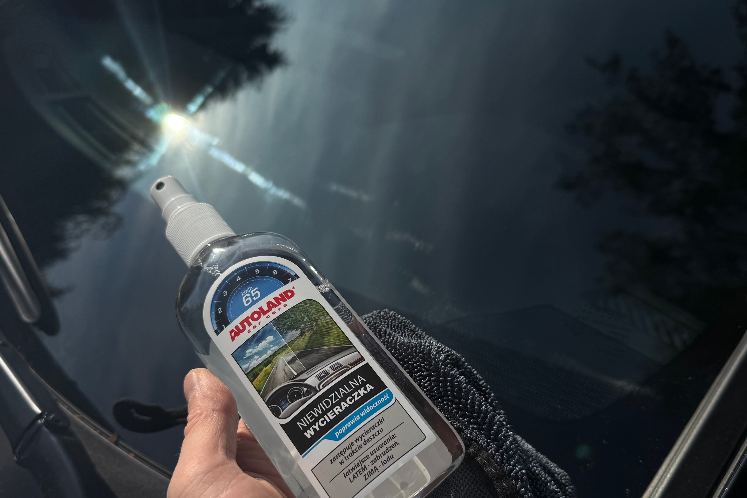 Ten tani środek do szyb odmieni twoją jazdę w deszczowy dzień. Aplikacja trwa pięć minut
