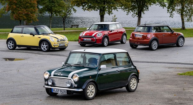Mini Cooper ma 60 lat. Małe auto wciąż podbija serca kierowców
