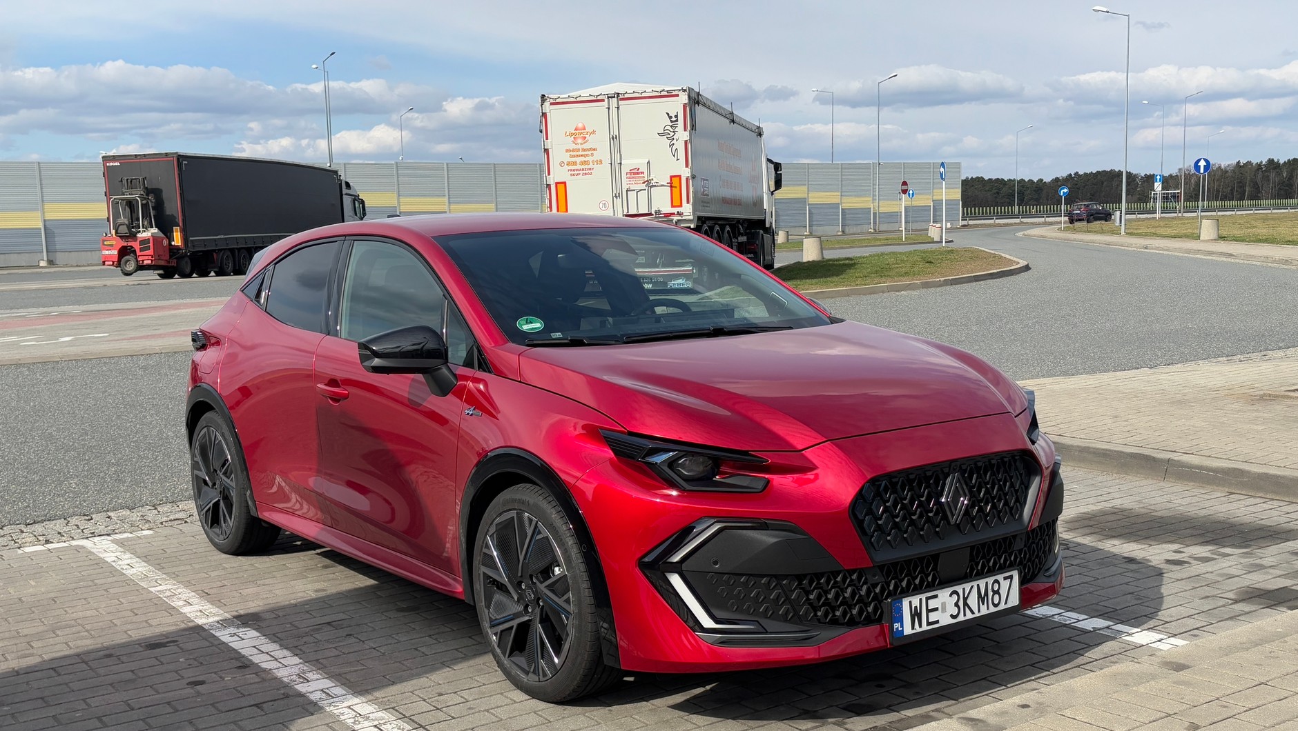 Hybrydowe Renault Clio na autostradzie