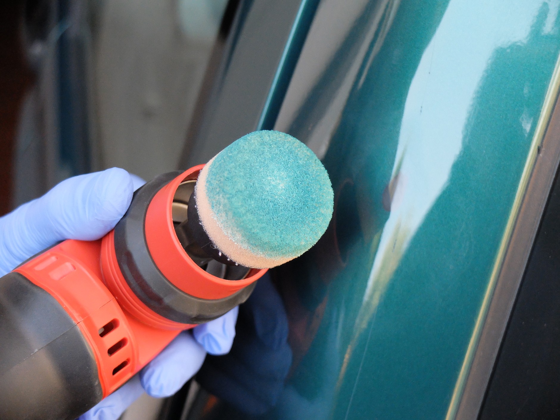 Usuwanie rys: a to przykład, co się stanie, jeśli użyjemy polerki rotacyjnej (obrotowej), nie mając wprawy. Przecięcie osłabionego lakieru bezbarwnego to chwila – potem będzie potrzebny lakiernik. Inna sprawa, że czasem niewiele jest do stracenia...