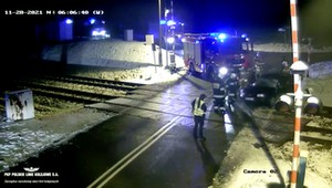 Jechał zbyt szybko, wypadł z drogi i zablokował tory kolejowe [Nagranie]