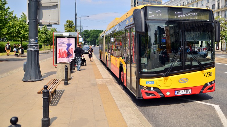 Czy można omijać autobusy stojące w zatoczce autobusowej? Sprawa nie jest jednoznaczna