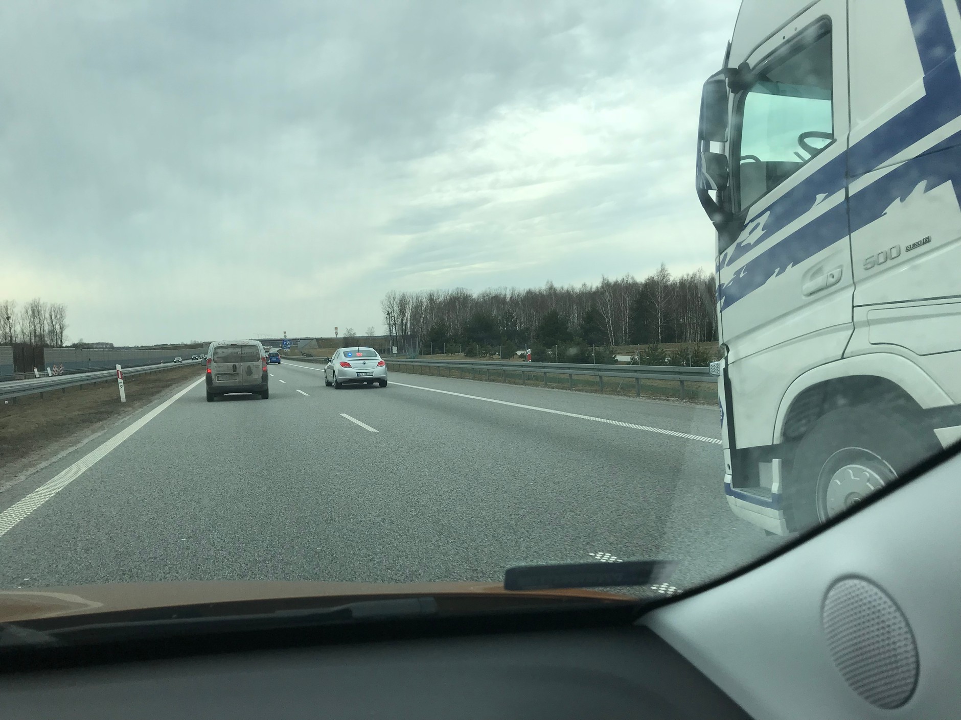 Nieoznakowany radiowóz zatrzymujący ciężarówkę