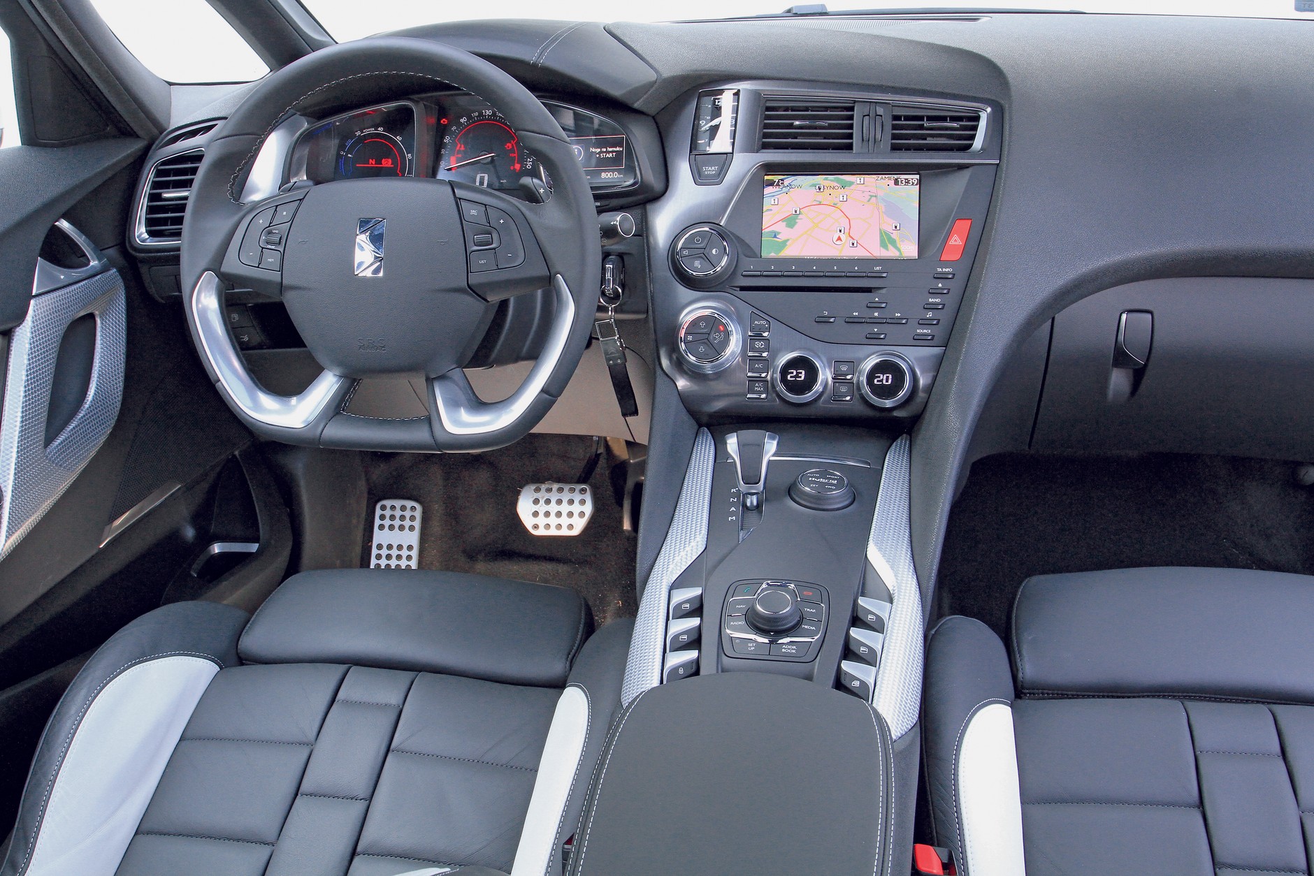 Francuska wizja luksusu sprzed kilkunastu lat. Wygląda ciekawie, ale wiele rozwiązań nie jest przesadnie ergonomicznych. 