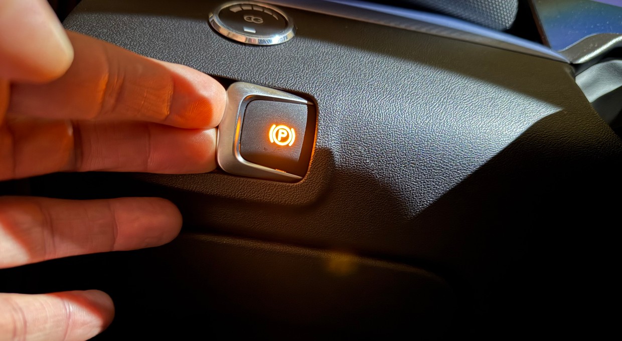 Aktywacja elektrycznego hamulca postojowego podczas jazdy: oto, co się wtedy dzieje