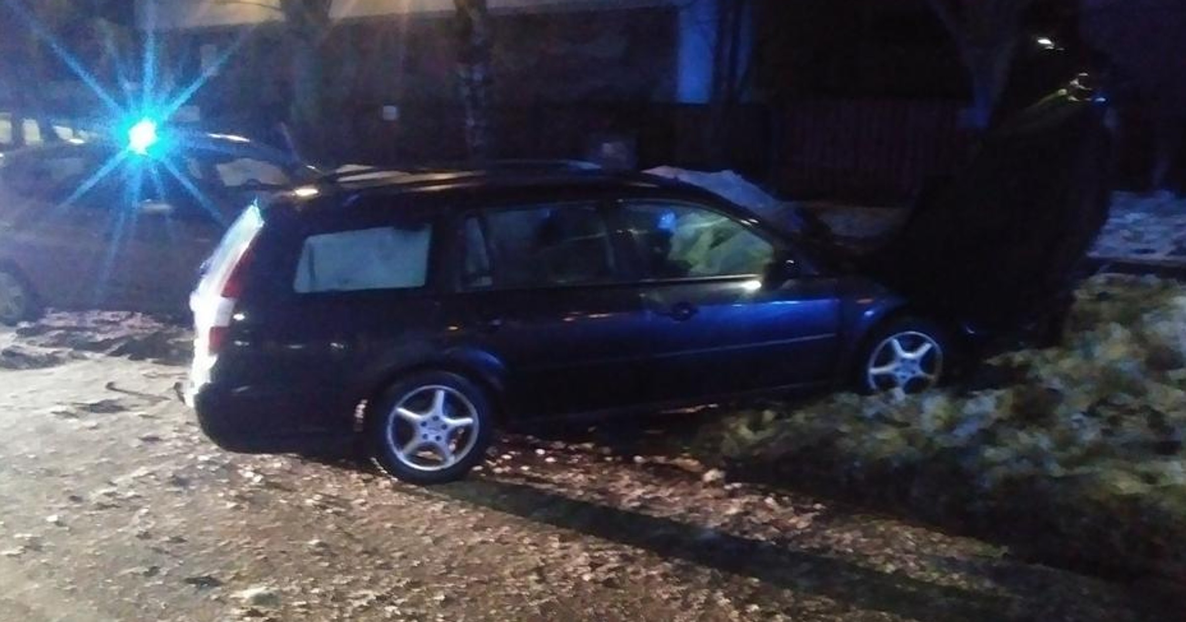 Policja zatrzymała kierowcę, który nie zatrzymał się do kontroli, staranował radiowóz i zbiegł z miejsca przestępstwa