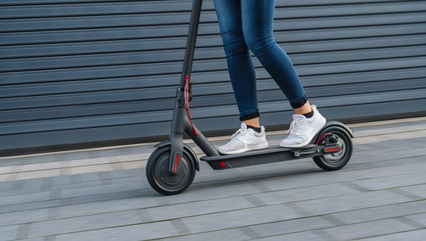 Wsiadasz na rower albo na hulajnogę elektryczną? Sprawdź, czy znasz te przepisy