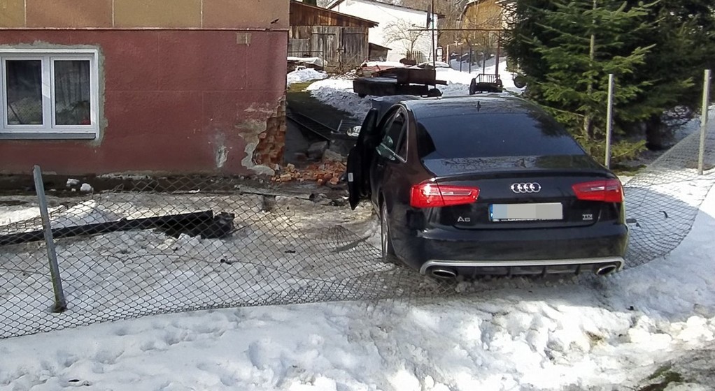 Pijany kierowca Audi wjechał w dom