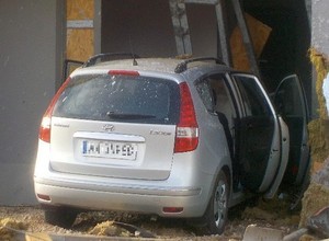 Przeleciał przez ogrodzenie i wbił się w klatkę schodową