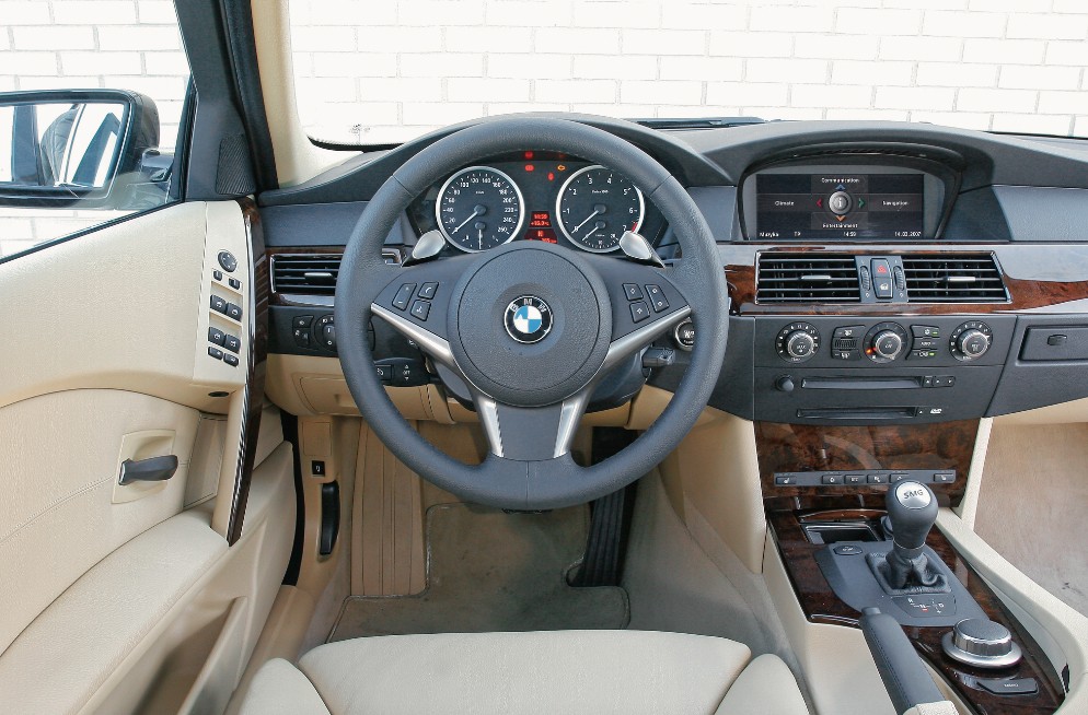 Wnętrze nieco się opatrzyło, ale starzeje się dość godnie. Jasna skóra po latach często nie wygląda już zbyt atrakcyjnie