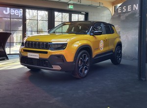 Pierwszy Jeep z Polski dostępny także w wersji spalinowej. Znamy cenę