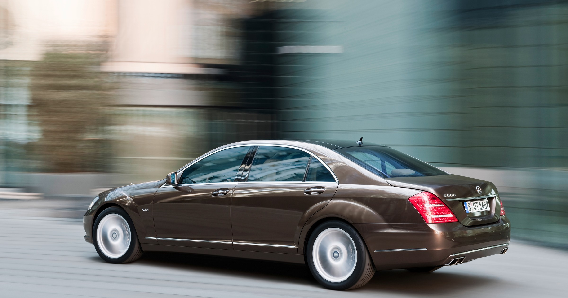 Mercedes klasy S (W221) to model, który zadebiutował w 2005 roku. Widać to po nim?