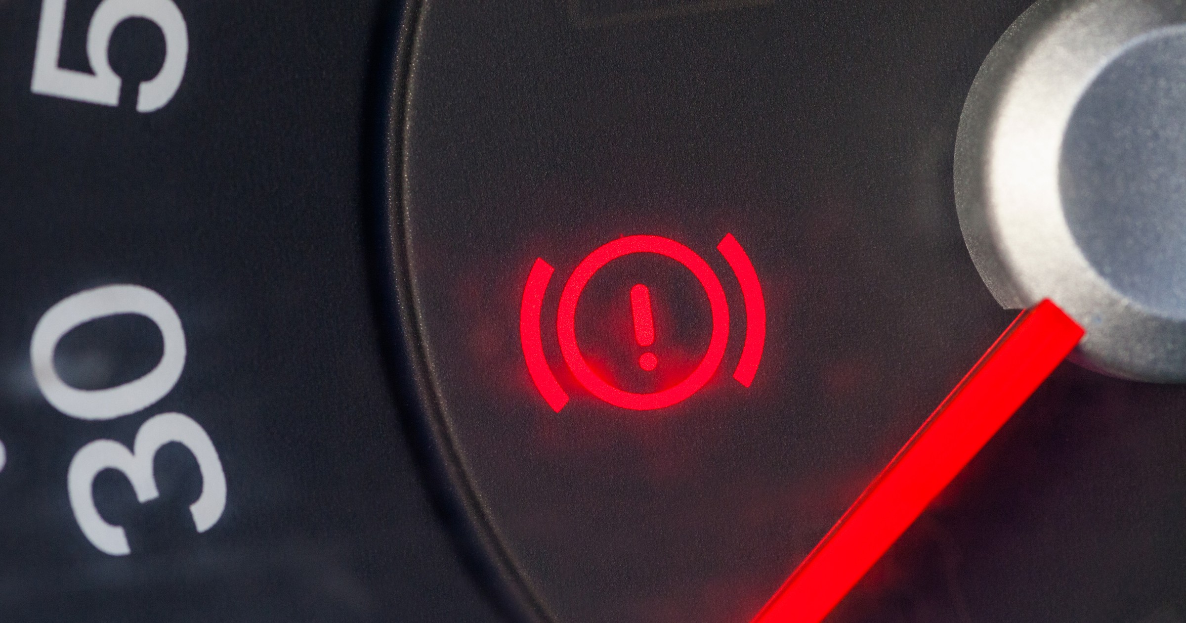 Kółko z wykrzyknikiem na desce rozdzielczej samochodu. Co oznacza ten wskaźnik?