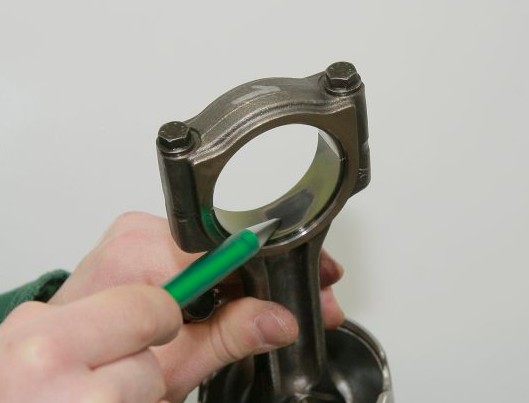 Uszkodzenie panewki może doprowadzić do tego, że „korba wyjdzie bokiem”, co z kolei nie tylko oznacza zniszczenie silnika, ale też i ryzyko spalenia auta, jeśli olej przez dziurę w silniku wyleje się np. na rozgrzany kolektor czy turbosprężarkę.