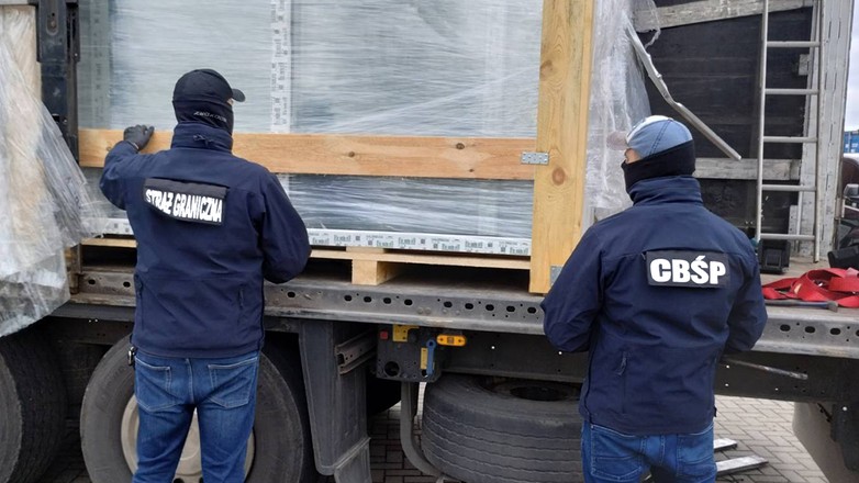 Funkcjonariusze CBŚP i Straży Granicznej zatrzymali trzy ciężarówki wypełnione nielegalnym towarem