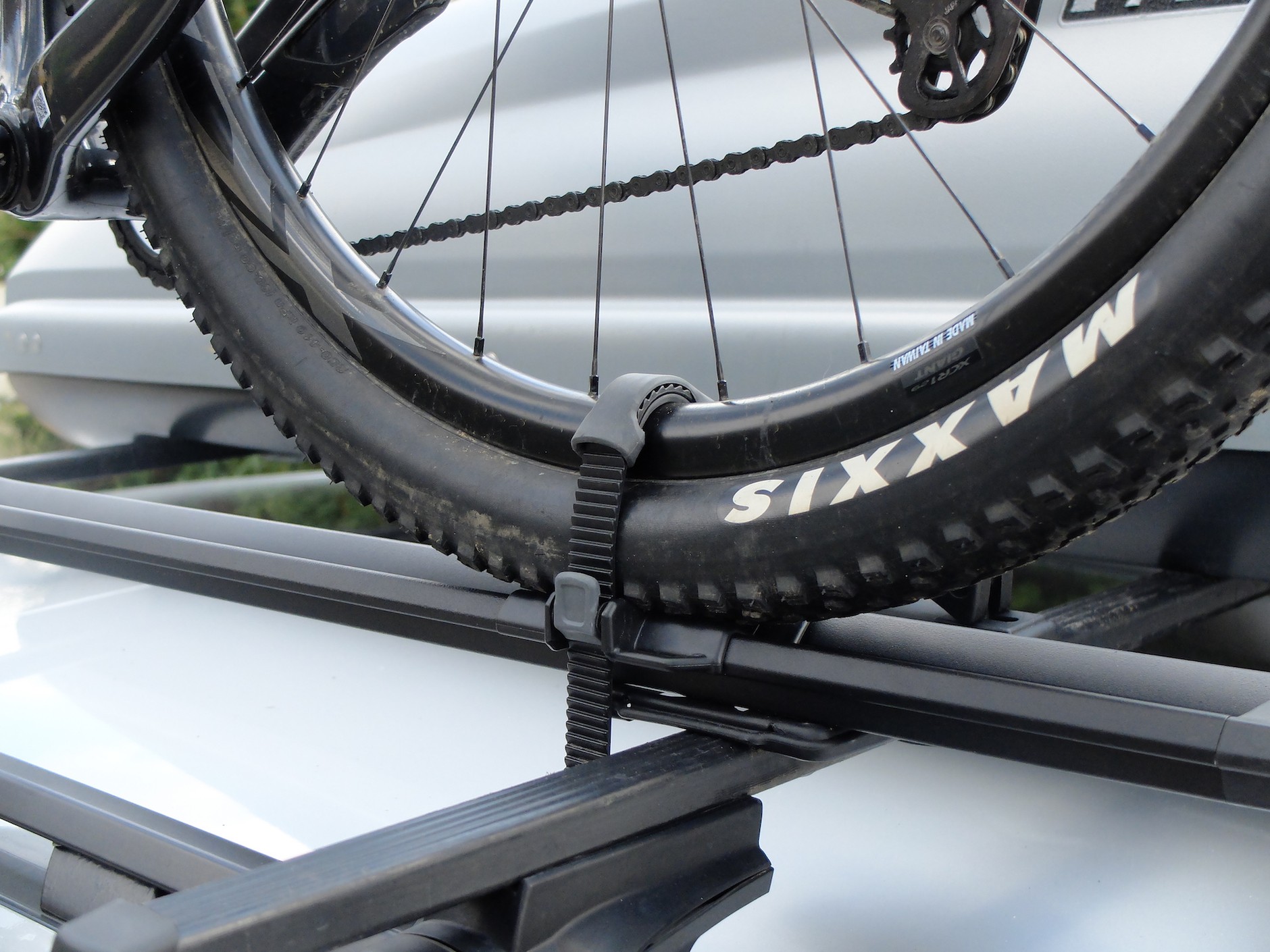 Uchwyt dachowy Thule TopRide 568: taśma mocująca tylne koło łagodnie traktuje obręce kompozytowe