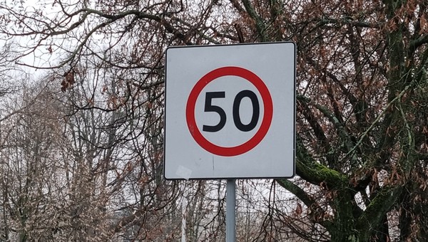 Ograniczenie prędkości B-43, czyli pułapka na kierowców. Dużo łatwiej o mandat
