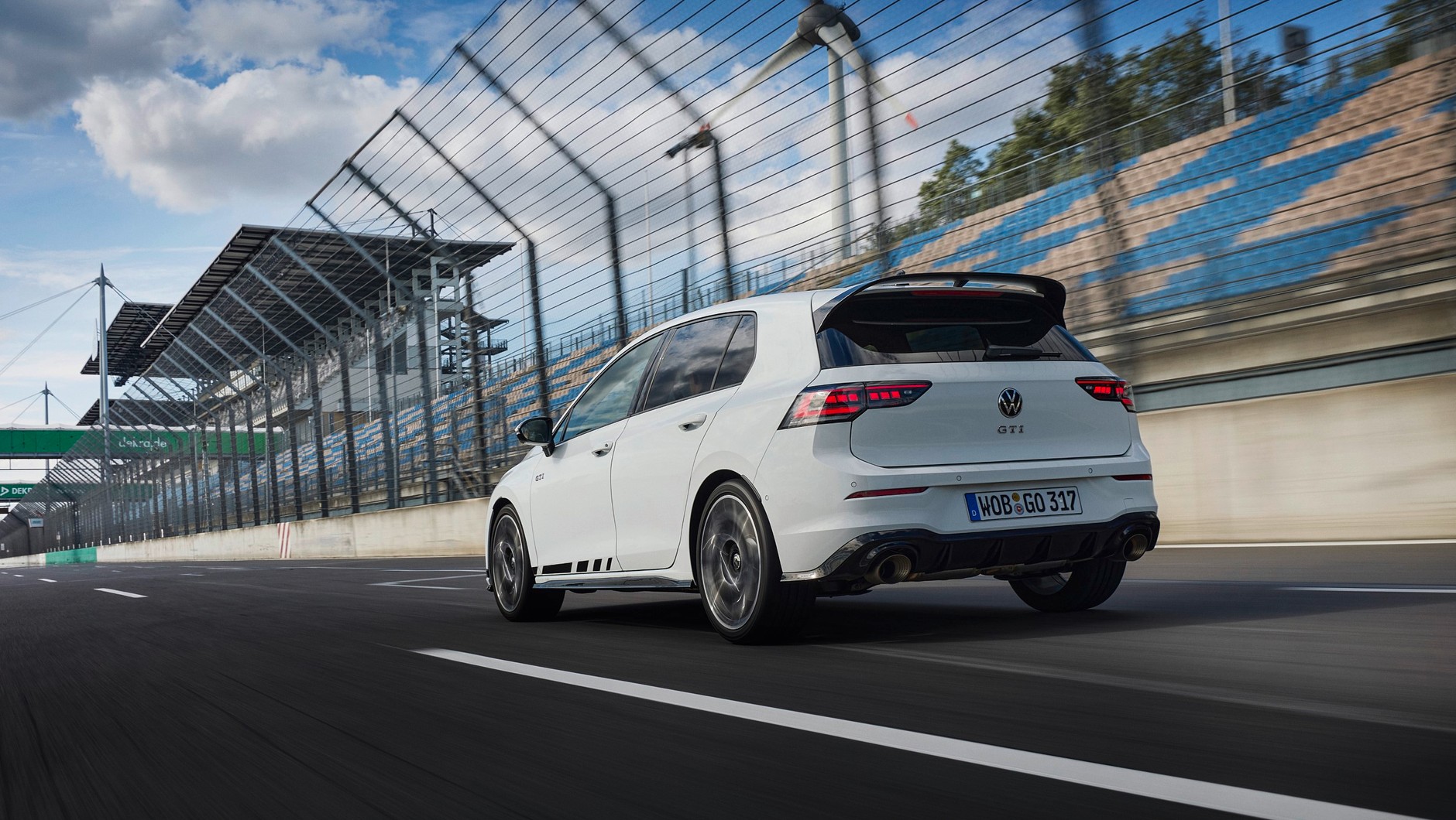"Każdy uśmiech jest bezcenny". Volkswagen obniża ceny GTI