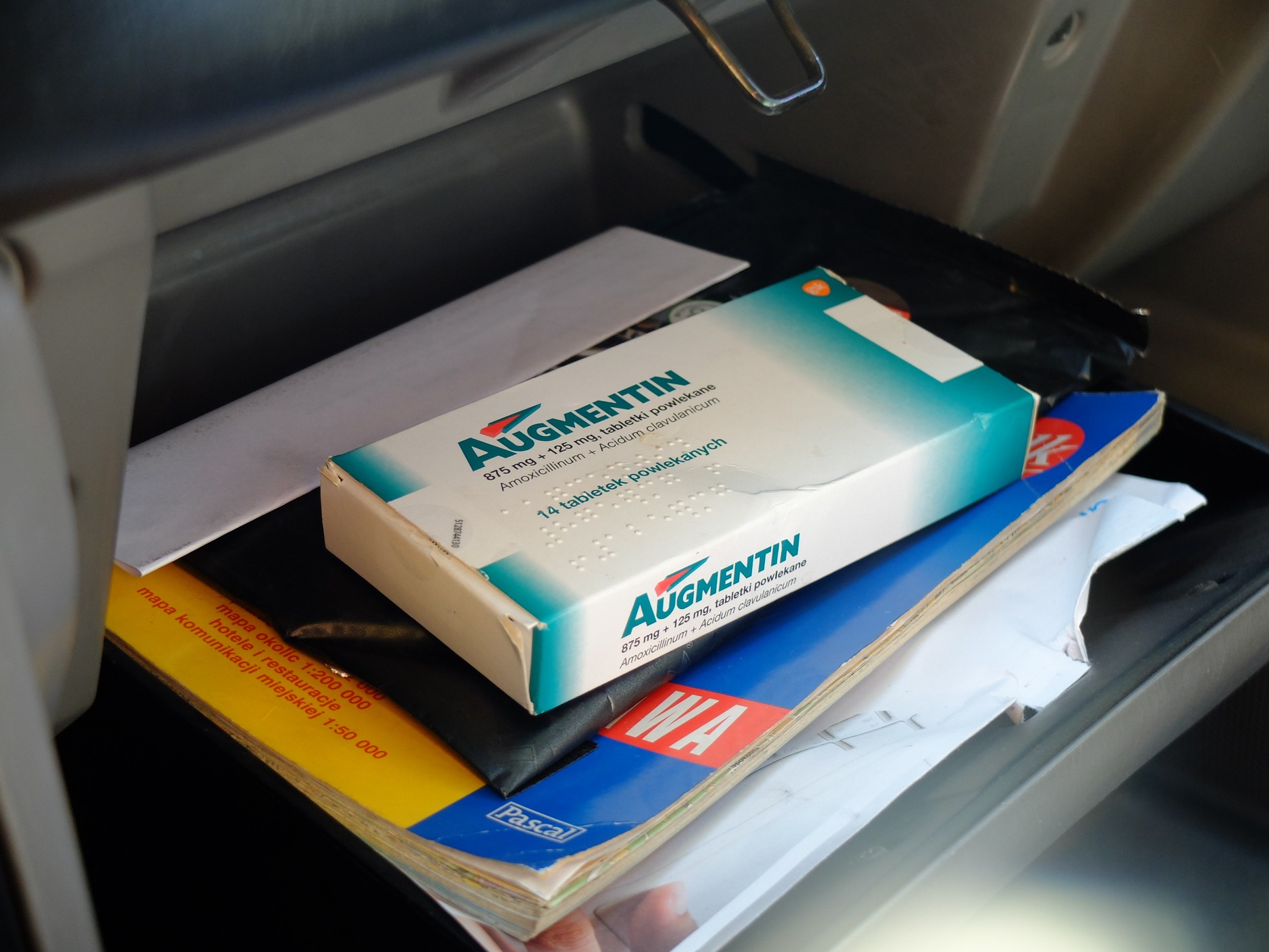 Upały: tych rzeczy lepiej nie zostawiać w aucie