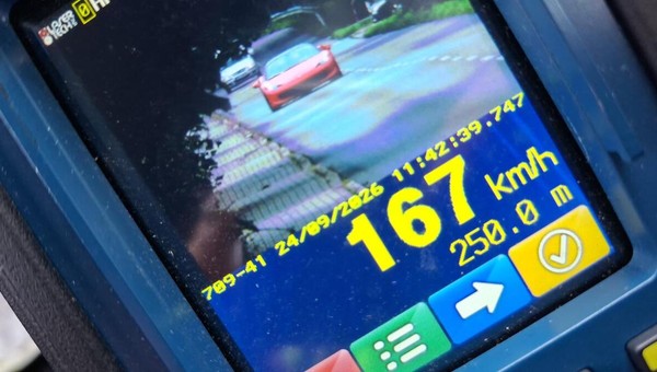 Kierowca Ferrari rozpędził auto do 167 km na godz. w terenie zabudowanym